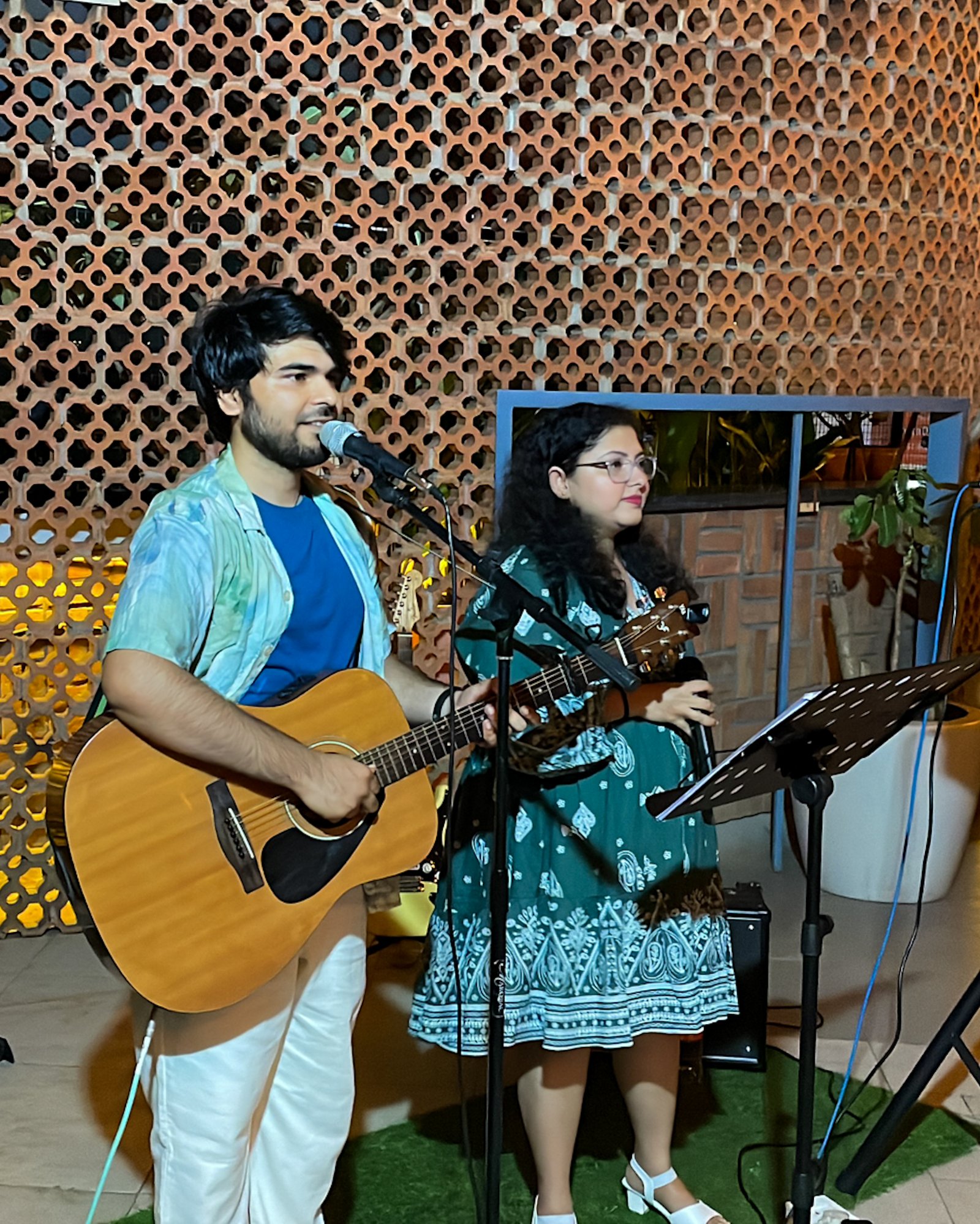 Acoustic duet in an intimate space